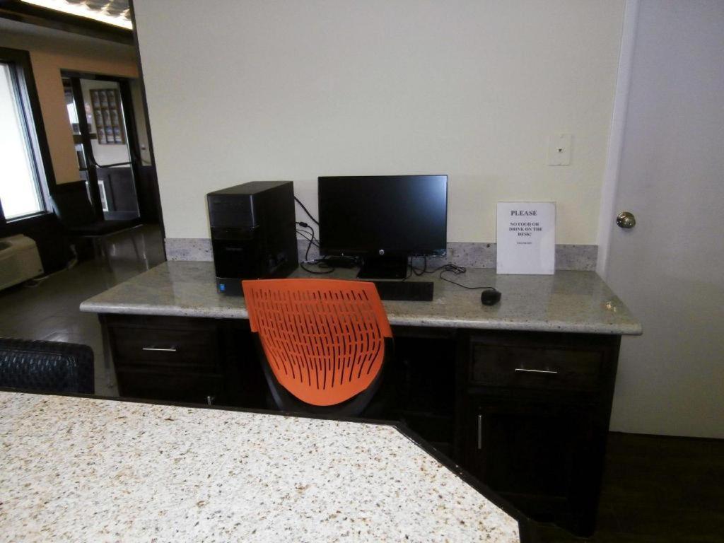 Americas Best Value Inn & Suites Thief River Falls Esterno foto