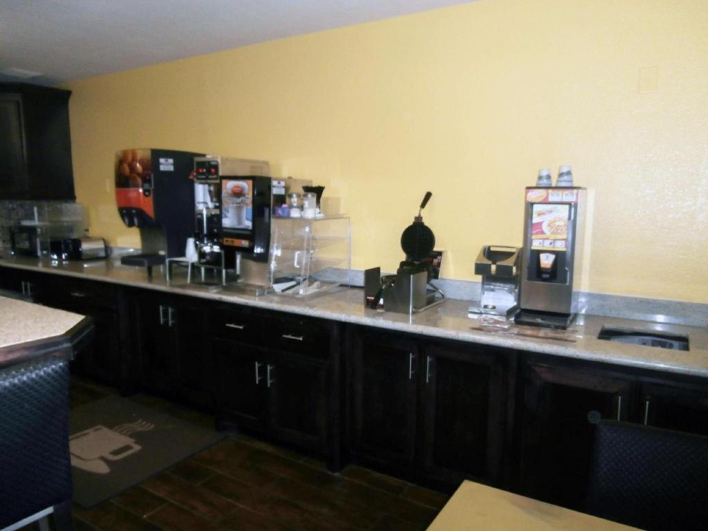 Americas Best Value Inn & Suites Thief River Falls Esterno foto