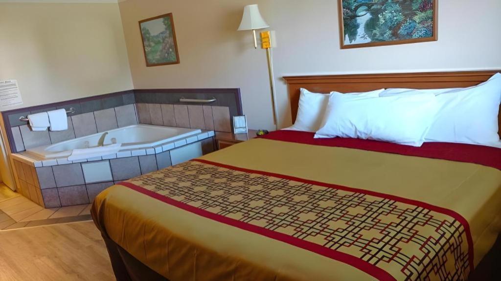 Americas Best Value Inn & Suites Thief River Falls Esterno foto