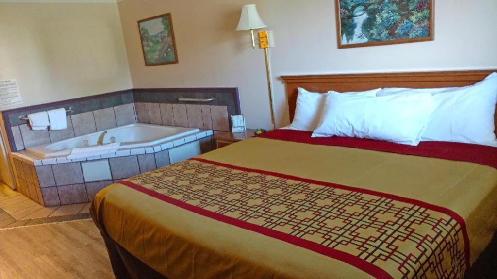 Americas Best Value Inn & Suites Thief River Falls Esterno foto